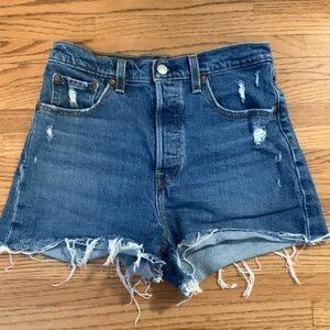 Levi’s rib cage denim jean shorts 28
